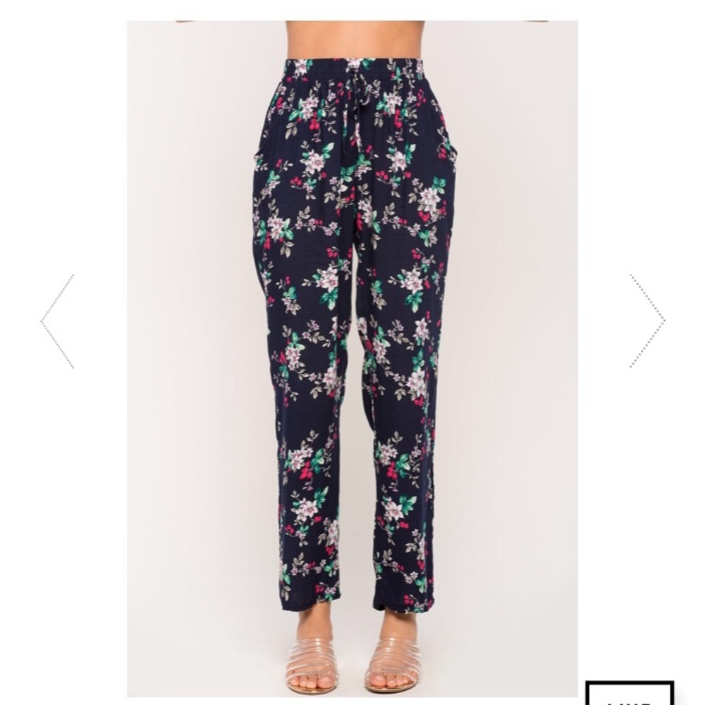 ❌❌❌SOLD❌❌❌Navy Floral pants - Picture 2 of 6